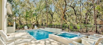 PRIVATE POOL, SPA, FIRE PIT, CARRIAGE HOUSE, JUST STEPS TO BEACH AND SEASIDE!!!!