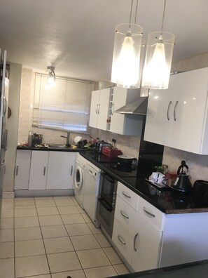 Fridge, microwave, oven, stovetop - Very quiet area, close to Peterborough Hospital (Peterborough)