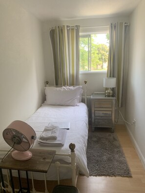 Escritorio, tabla de planchar con plancha, wifi gratis y ropa de cama 