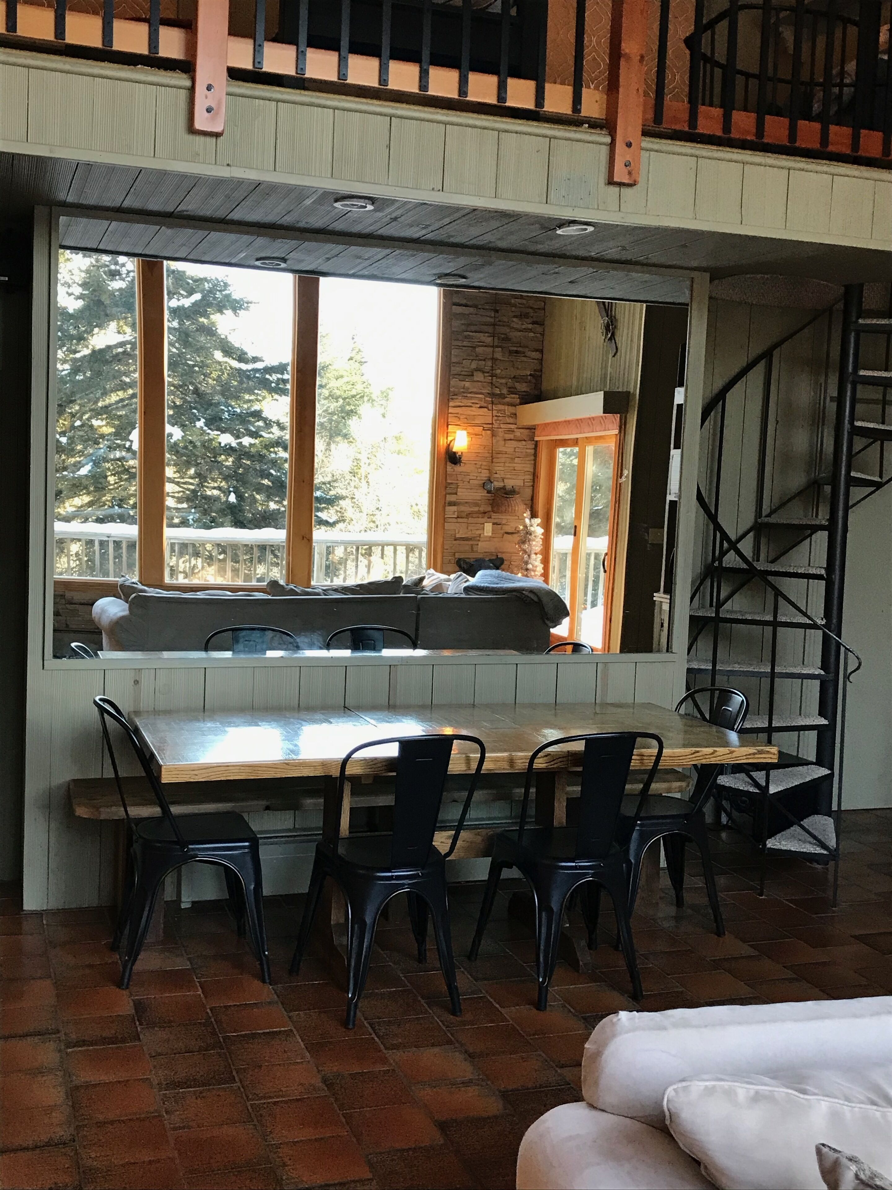 Televisión, chimenea y libros 