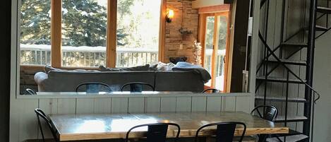 Televisión, chimenea y libros