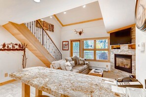TV, fireplace, books - Mountain view, ski-in/out condo w/ fireplace, fast WiFi, shared pool/hot tub/WD (Vail)