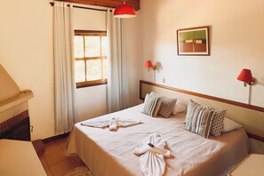 1 habitación, minibar y ropa de cama