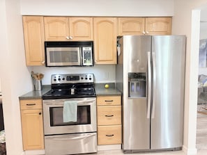 Fridge, microwave, oven, stovetop - 3 bedroom house with pool and 2 blocks to ocean sand (Indialantic)