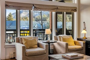 Fernseher, Kamin, Bücher