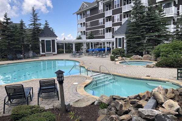 Utendørsbasseng og et oppvarmet basseng