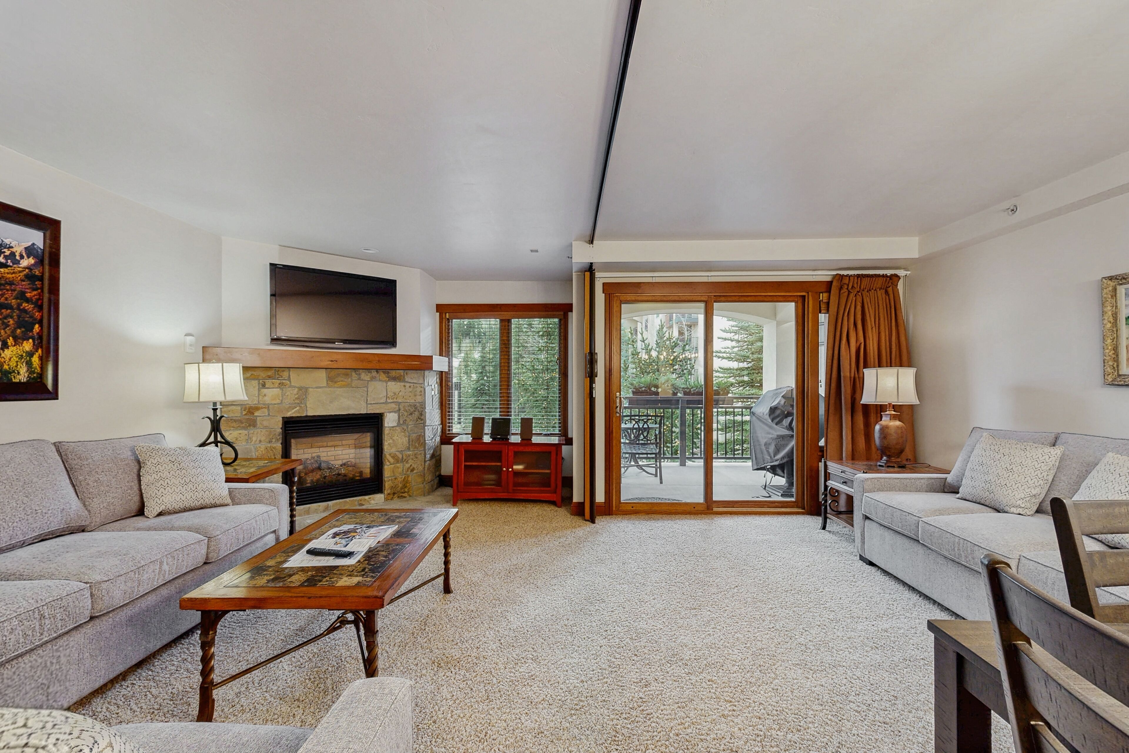 Televisio, takka, kirjoja