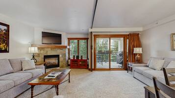 Televisio, takka, kirjoja