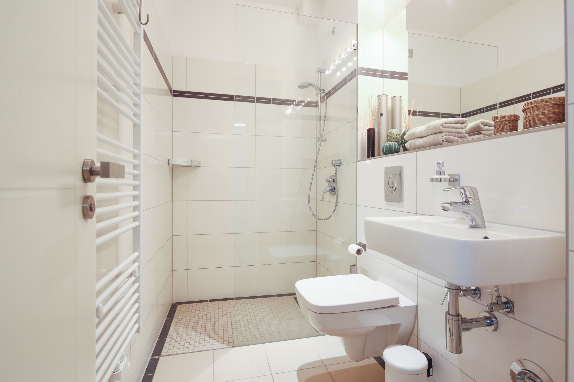 Douche, serviettes fournies, papier toilette