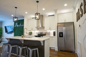 Fridge, microwave, oven, stovetop - ★Rooftop Deck ★4BR/4BA 3mi to Broadway (Nashville)