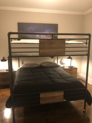4 Schlafzimmer, Schreibtisch, Bügeleisen/Bügelbrett, WLAN