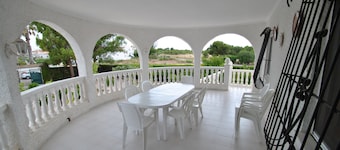 Torrevieja, air-conditioned ind. villa, 4 bedrooms, 1000 m2 plot, large private pool