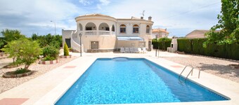 Torrevieja, air-conditioned ind. villa, 4 bedrooms, 1000 m2 plot, large private pool