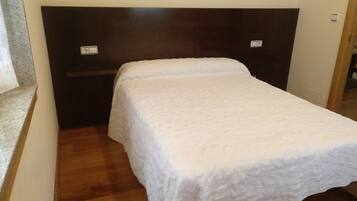 2 slaapkamers, een strijkplank/strijkijzer, beddengoed