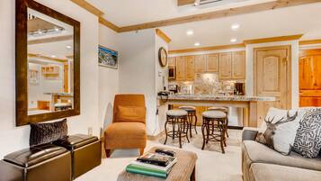 Televisie, een open haard en boeken