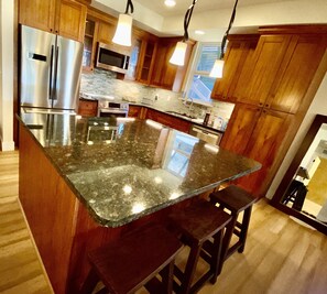 Een magnetron, een vaatwasser, een koffiezetapparaat/waterkoker