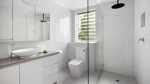 Duschwanne, Haartrockner, Handtücher, Toilettenpapier