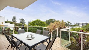 Outdoor dining - In the Heart of the Sunshine Beach Village - Unit 7 Sempre, 28-34 Duke St, Sunshine Beach (Sunshine Beach)