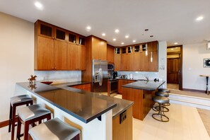 Jääkaappi, mikroaaltouuni, uuni, liesi