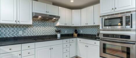 Køleskab, mikrobølgeovn, ovn, kogeplade