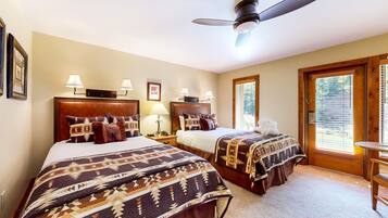 Een strijkplank/strijkijzer, internet, beddengoed