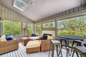 TV connectée, cheminée, livres