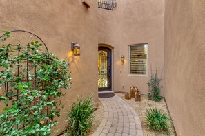 Exterior detail - La Joya del Desierto (The Jewel of the Desert) - Cave Creek (Cave Creek)