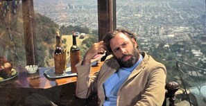 Outdoor dining - Hollywood Hills jetliner views among the stars (Los Angeles)