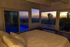 3 bedrooms, desk, iron/ironing board, free WiFi - Hollywood Hills jetliner views among the stars (Los Angeles)