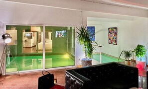 Inomhuspool och utomhuspool