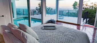Hollywood Hills jetliner views among the stars