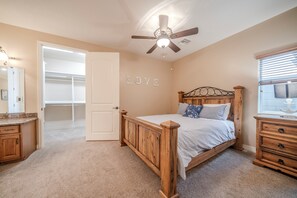 5 Schlafzimmer, Zimmersafe, Schreibtisch, Bügeleisen/Bügelbrett