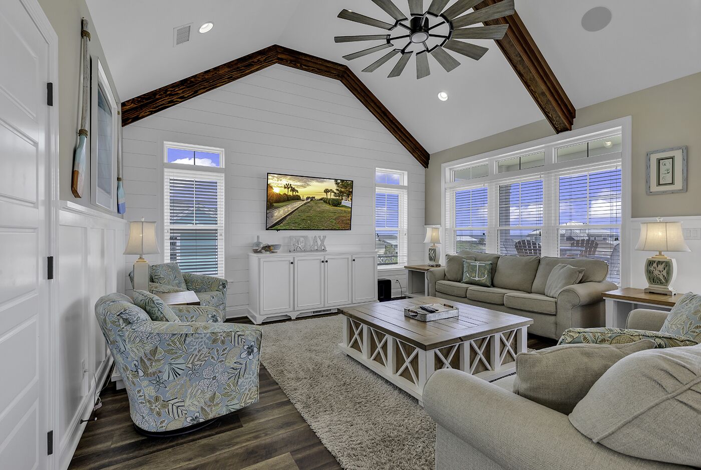 Smart TV, books, stereo