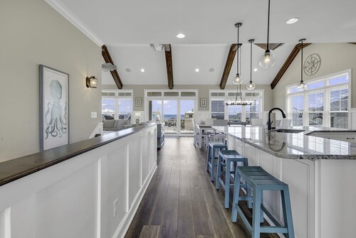 5-bedroom Vacation Home Just a Short Walk to the Ocean Isle Beach