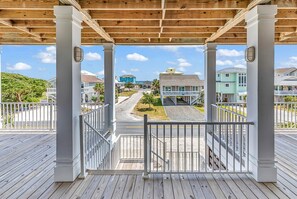 Property grounds - 5-bedroom Vacation Home Just a Short Walk to the Ocean Isle Beach (Ocean Isle Beach)