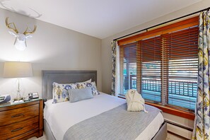 Iron/ironing board, Internet, bed sheets