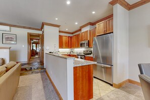 Fridge, microwave, oven, stovetop - Ski-in/ski-out home w/ high-speed WiFi, fireplace & shared hot tub/pool/laundry (Vail)