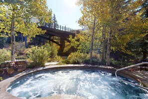 A heated pool - Ski-in/ski-out home w/ high-speed WiFi, fireplace & shared hot tub/pool/laundry (Vail)