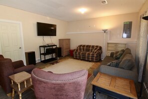 Smart TV, fireplace, DVD player, foosball - 20 acres, located near beaches, snowmobile trails and other local attractions. (Montague)