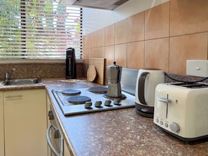 Fridge, oven, stovetop, electric kettle