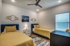 2 bedrooms, iron/ironing board, WiFi, bed sheets - Relax in this Hillside Home with Canyon Lake Views (Canyon Lake)
