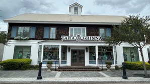 A building with a sign reading "TARA GRINNA". - Amazing Studio, 5 minutes to the Private Beach.  (Myrtle Beach)