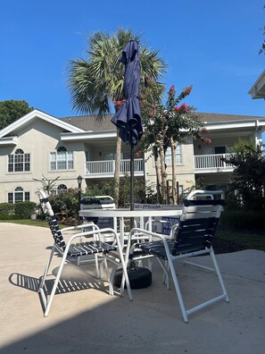 Outdoor dining - Amazing Studio, 5 minutes to the Private Beach.  (Myrtle Beach)