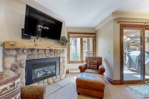 Fernseher, Kamin, Bücher