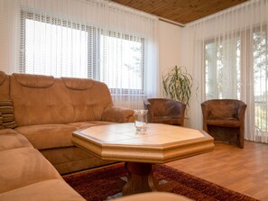 TV, caminetto, lettore DVD, tavolo da calcetto