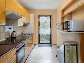 Een koelkast, een magnetron, een oven, een vaatwasser