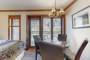 Iron/ironing board, Internet, bed sheets