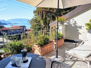 Outdoor dining - Lovely apartment for 4 people with WIFI, TV, terrace and pets allowed (Colico)