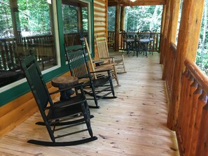 Outdoor dining - Papa Bear’s Retreat, Cedar Falls, 2 BD, 3 BA, Queen Bunk Bed in loft, Fireplaces (Sevierville)