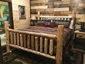 2 bedrooms, iron/ironing board, free WiFi, bed sheets - Papa Bear’s Retreat, Cedar Falls, 2 BD, 3 BA, Queen Bunk Bed in loft, Fireplaces (Sevierville)